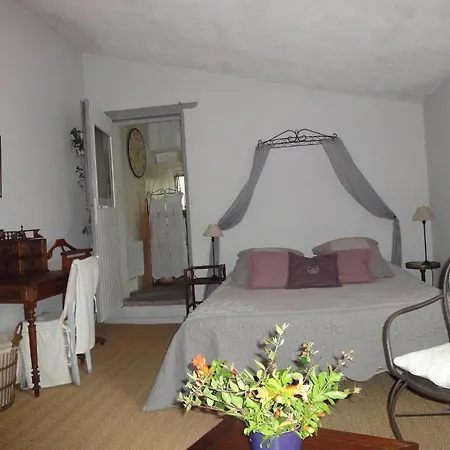 Mas Les Micocouliers Bed & Breakfast *